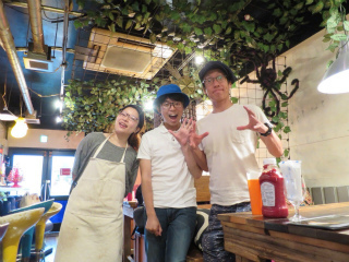 5ザゴールデンハンバーガーズ三人.jpg