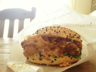 ナポレオン1−2チキンタツタバーガー.jpg